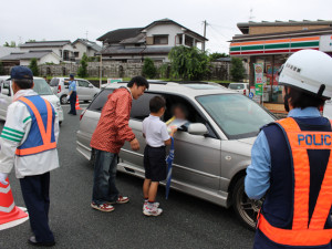 児童によるチラシ配布