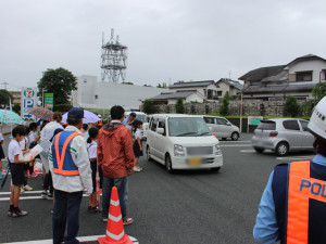 児童によるチラシ配布