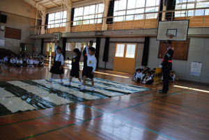 横断歩道を渡りましょう